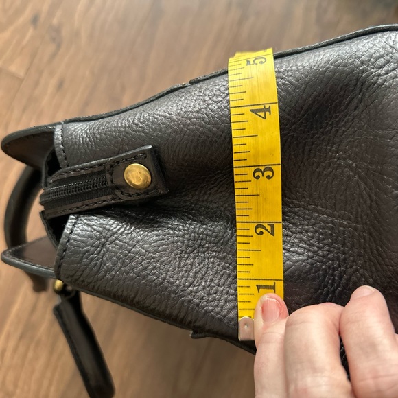 Wilson’s Leather black shoulder bag with gold hardware - Picture 2 of 14